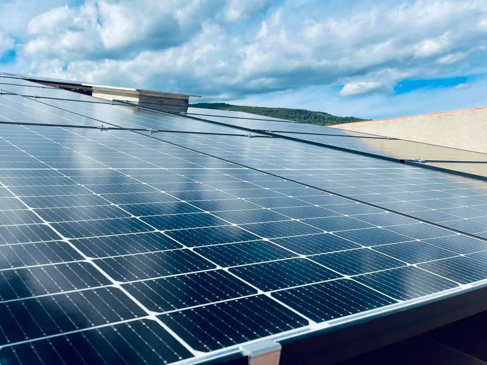 Paneles solares fotovoltaicos instalados sobre una cubierta inclinada de teja