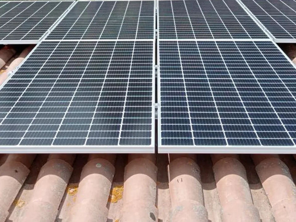 Detalle de paneles solares montados sobre una cubierta de teja