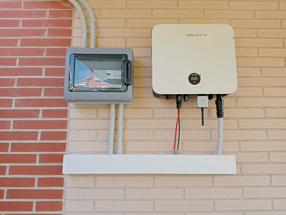 Inversor Salicru junto a un cuadro de protecciones y canalizaciones eléctricas