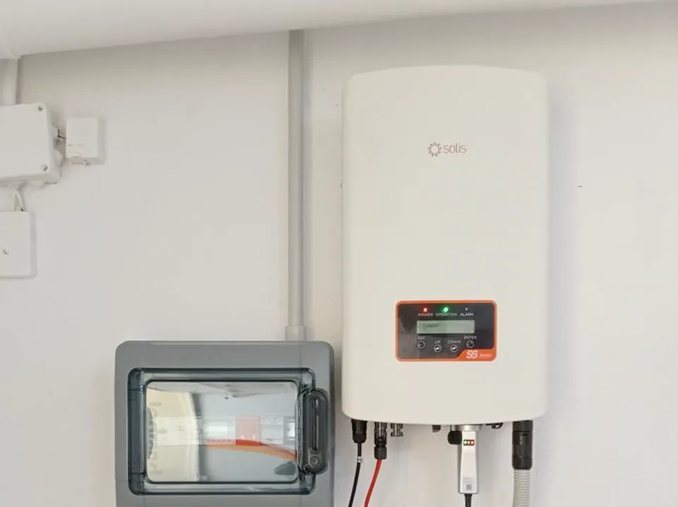Inversor Solis, monitor y cuadro de protecciones de una instalación fotovoltaica