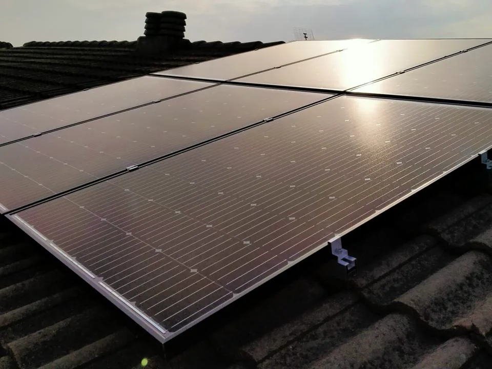 Paneles solares instalados sobre el tejado de teja de una vivienda